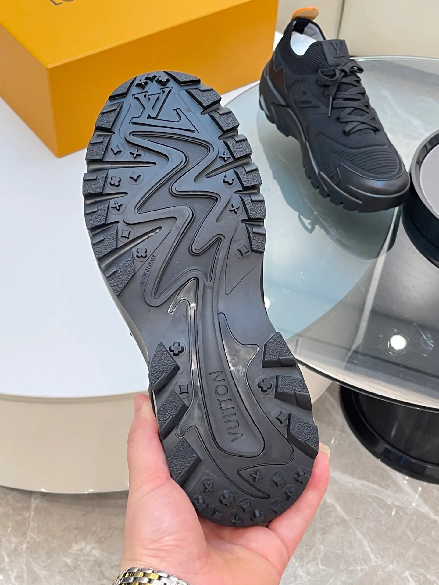 [L Home] Top P: 700💰 Size: 39-44 (customized at 38.45.46) LV Donkey Brand Louis Vuitton RUNNER TATIC new men's sneakers This LV Runner Tatic sneaker uses a whole piece of technical knitting to create an easy-to-take-off design, and then outlines the upper with cow leather trim. The LV logo on the side releases a dynamic atmosphere between the textures, the leather back strap is shaped like the handle fastener of the Louis Vuitton leather goods series, and the lightweight and wear-resistant two-tone rubber sole completes the whole. The toe and heel wrap details continue to provide comfortable fabric foot support, creating a stylish and stylish upper! Comes with full original packaging!